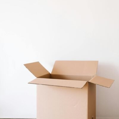 Caja y cinta de envio sobre mesa