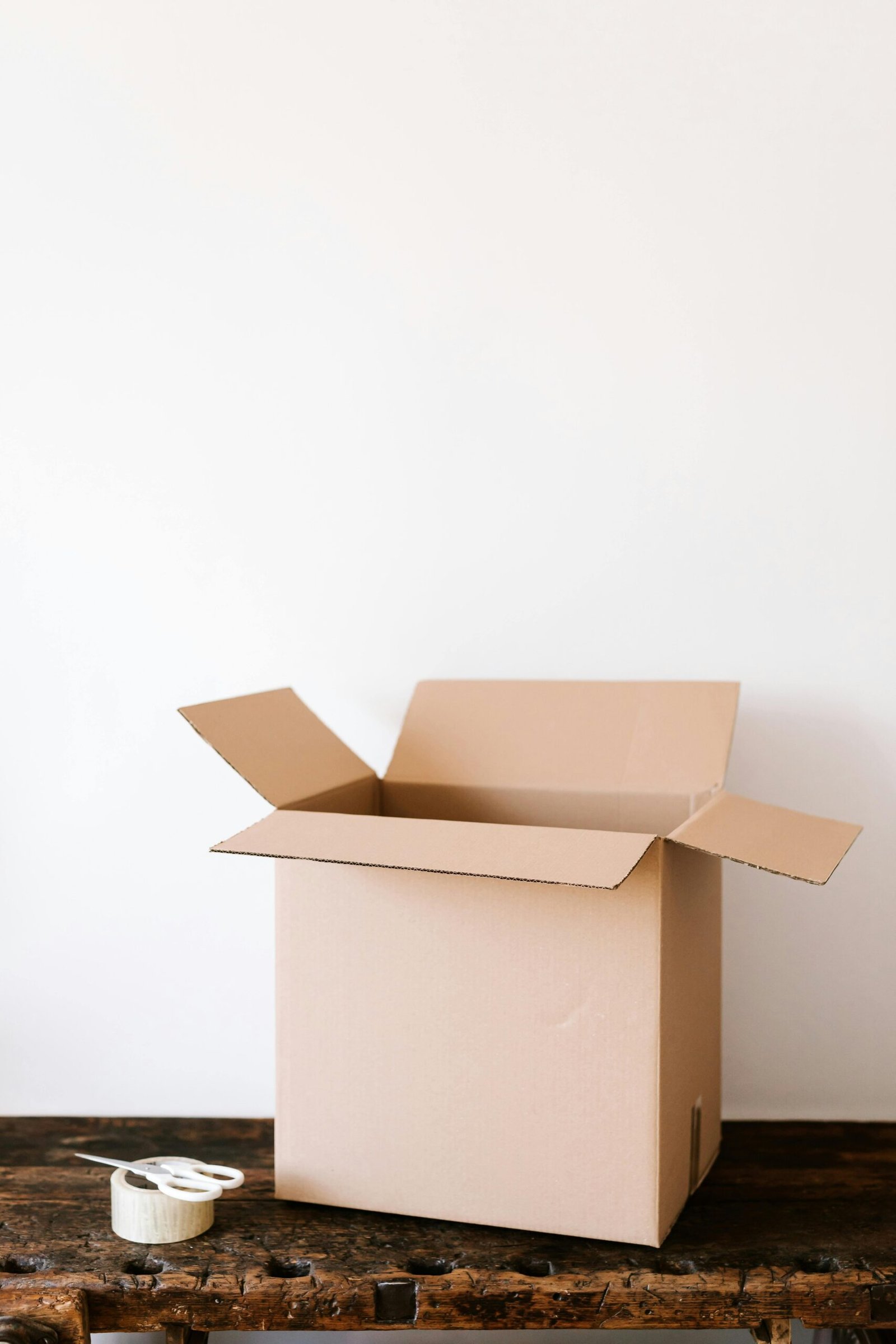Caja y cinta de envio sobre mesa